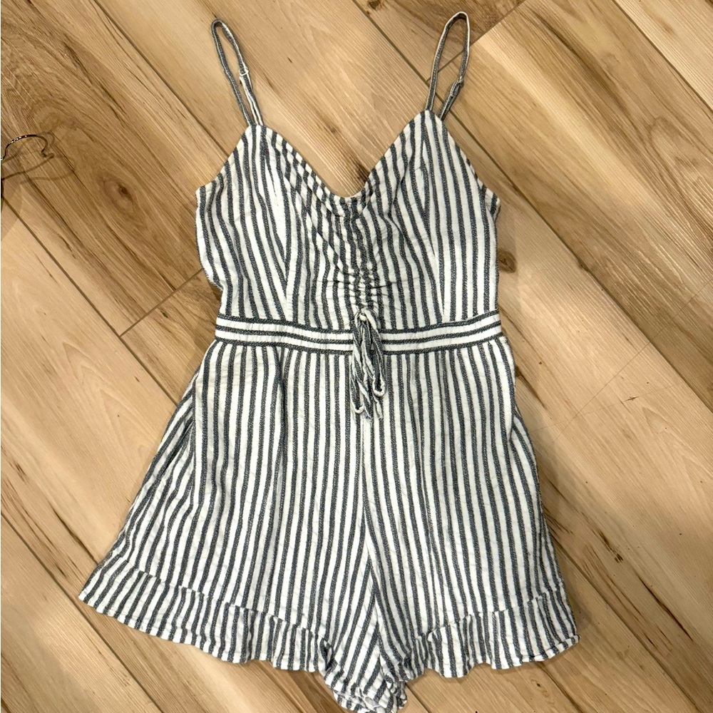 Seersucker Romper American Eagle - Cute and Comfy!